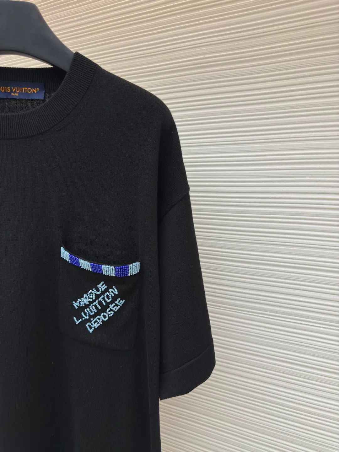 LOUISVUITTON Pocket embroidered beaded woolen short sleeves ●Authentic product: purchased and developed for 11700 ●Item number: 1680099-A65 ●Fabric: long-staple cotton ●Technology: singeing ●Version: fitted version ●Weight: about 310 grams ●Size: XS-S-M-L ●Description: Developed and produced, the wool material is customized according to the original version, using singeed mercerized long-staple cotton and high-quality nylon. First, singeed mercerized long-staple cotton is used, and the color is dyed and batched at a ratio of 1:1 according to the original version, and then the yarn and nylon are set-dyed. Both yarns must be set-dyed, and the color similarity is as high as 95%. Only the above can be used for spinning. The singeed mercerized long-staple cotton yarn is made of 100% top-grade long-staple cotton. It is fully combed and tightly matched + singed mercerized process. It strives for excellence. It not only retains the simplicity and gentleness of pure cotton, but also gives it a noble temperament like silk. The color is beautiful, the touch is gentle and delicate, and you can enjoy silky smoothness. The overall wiring is straight and delicate, the fabric is comfortable and soft, and the color is consistent without color difference. It can be matched with the same style to create a fashionable look and control various occasions. Customized accessories, complete with three standards, same style for men and women!